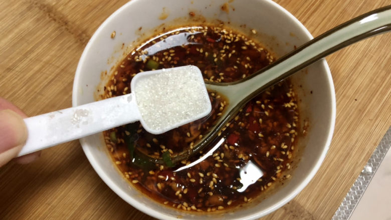 酸辣娃娃菜,一茶匙<a style='color:red;display:inline-block;' href='/shicai/ 3729'>白糖</a>