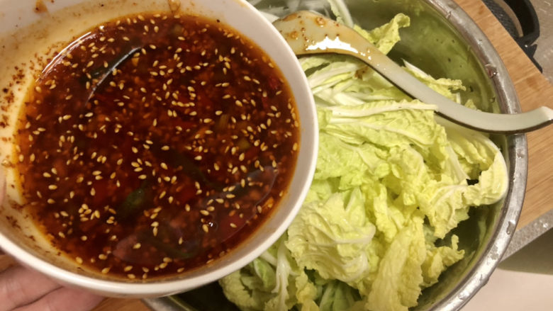 酸辣娃娃菜,把调味汁浇在娃娃菜上