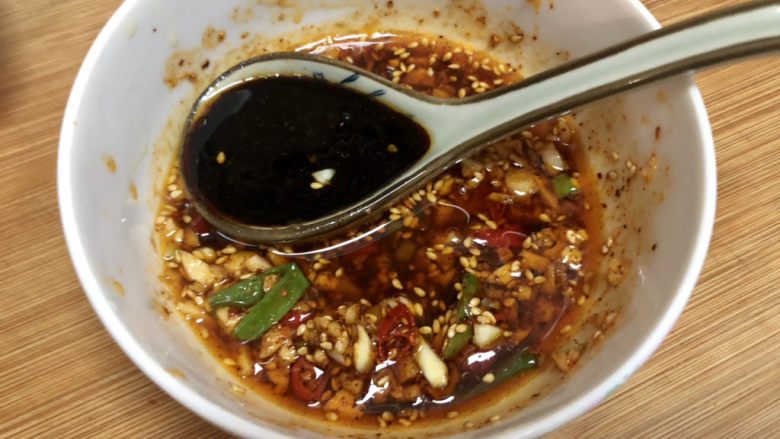 酸辣娃娃菜,调味：一汤匙<a style='color:red;display:inline-block;' href='/shicai/ 788'>生抽</a>