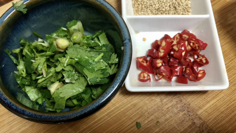 酸辣娃娃菜,香菜切碎，小米辣切圈