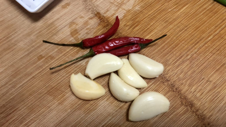 酸辣娃娃菜,蒜剥皮，小米辣清洗备用