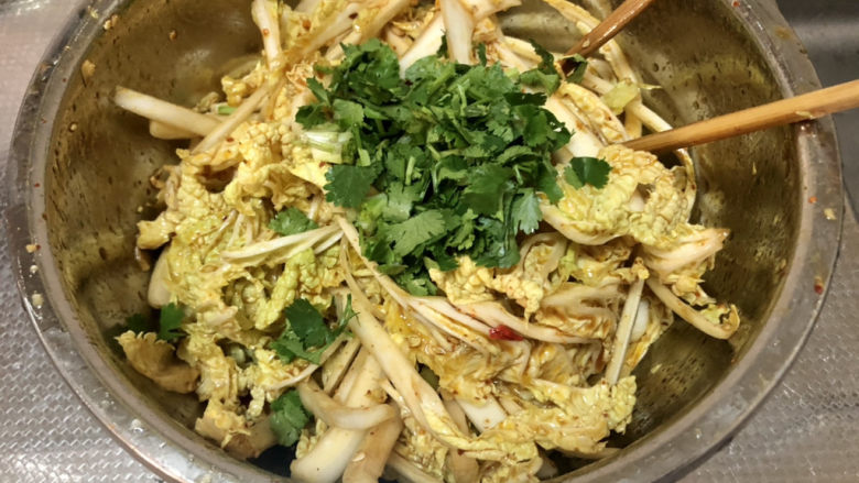 酸辣娃娃菜,搅拌均匀撒香菜末即可