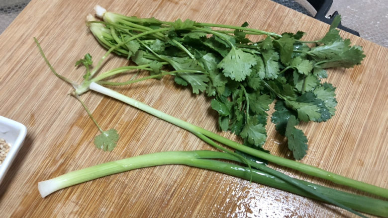 酸辣娃娃菜,准备配菜：香菜择好洗净，小葱洗净