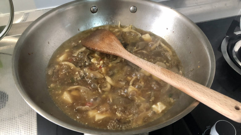 蘑菇炖豆腐,中大火收汁到浓郁,即可
