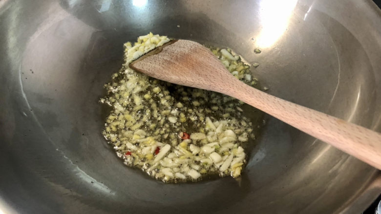 蘑菇炖豆腐,热锅冷油,下蒜末姜末小火煸香
