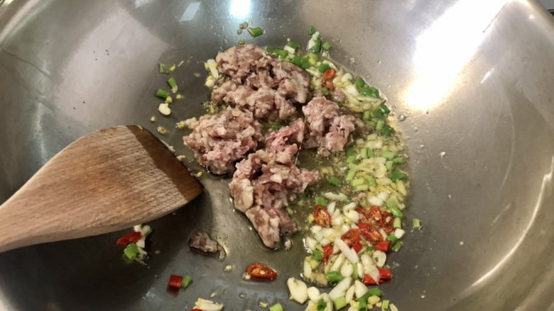 蘑菇炖豆腐,下牛肉末