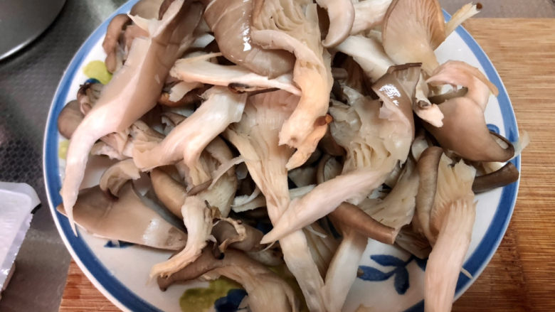 蘑菇炖豆腐,蘑菇撕小朵洗净,挤干水分