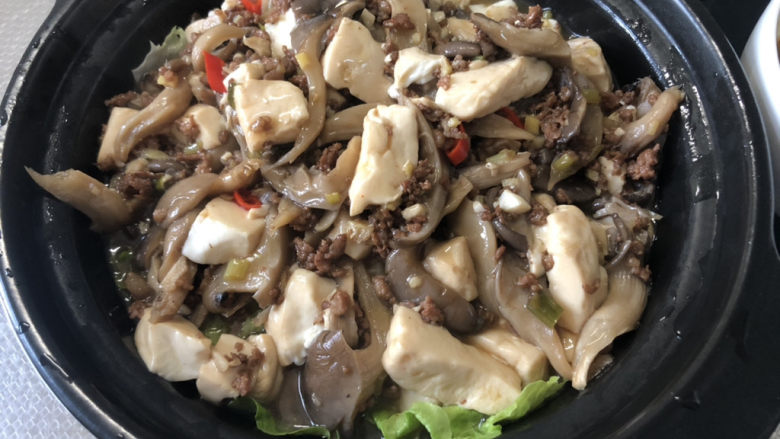 蘑菇炖豆腐,我还洗了几片生菜垫在砂锅底,浇上蘑菇炖豆腐
