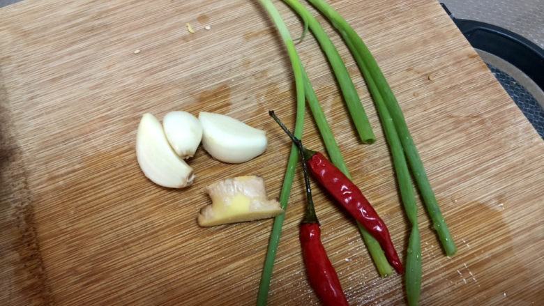 蘑菇炖豆腐,小葱择好清洗,小米辣清洗,蒜剥皮洗净,姜搓洗干净