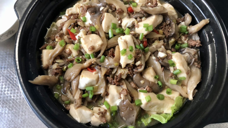 蘑菇炖豆腐,撒上葱末,即可上桌享用了