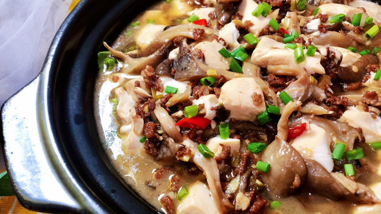 蘑菇炖豆腐,这道蘑菇炖豆腐,蘑菇滑,豆腐嫩,咸鲜味美,营养丰富,喜欢的小伙伴们快来试试看吧😄