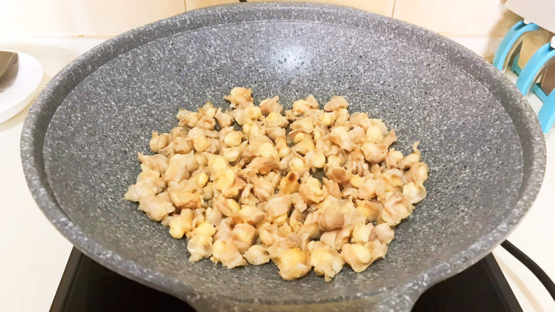 香辣鸡脆骨,油烧热后加入鸡脆骨,翻炒2分钟