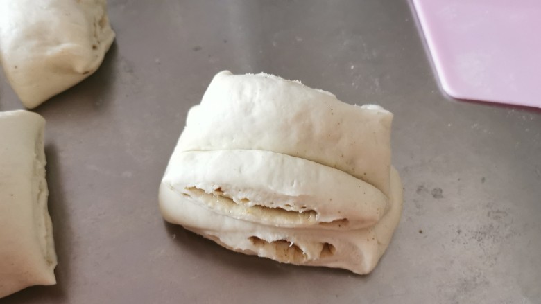 椒盐花卷,每两个小段叠在一起,从中间压一下。