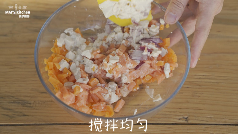 鲜香甜糯的三文鱼饼 ,料理盆中加入切好的地瓜，三文鱼，洋葱，<a style='color:red;display:inline-block;' href='/shicai/ 465'>豆腐</a>，搅拌均匀。