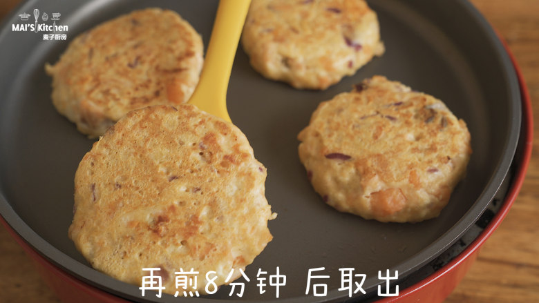 鲜香甜糯的三文鱼饼 ,煎8分钟后翻面，在煎8分钟后取出。