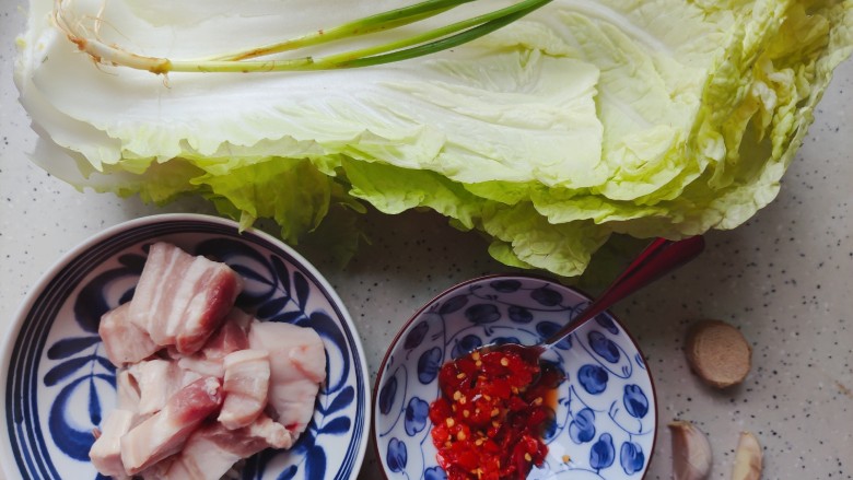 辣白菜五花肉,首先我们准备好所有食材