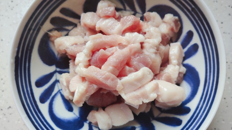 辣白菜五花肉,<a style='color:red;display:inline-block;' href='/shicai/ 428'>五花肉</a>洗净,切成厚片或者小块,随你个人喜好