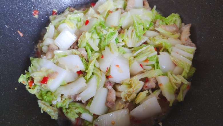 辣白菜五花肉,翻炒至白菜稍稍变软,体积变小,约摸一分钟