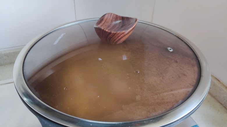 辣白菜五花肉,盖上锅盖,转小火,焖煮2分钟
