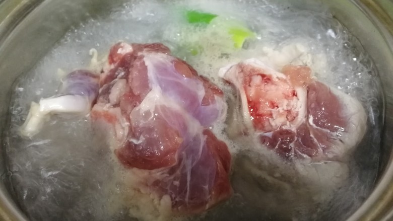 山药猪骨汤,大火煮开,焯水5分钟。