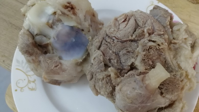 山药猪骨汤,捞出,温水洗干净。