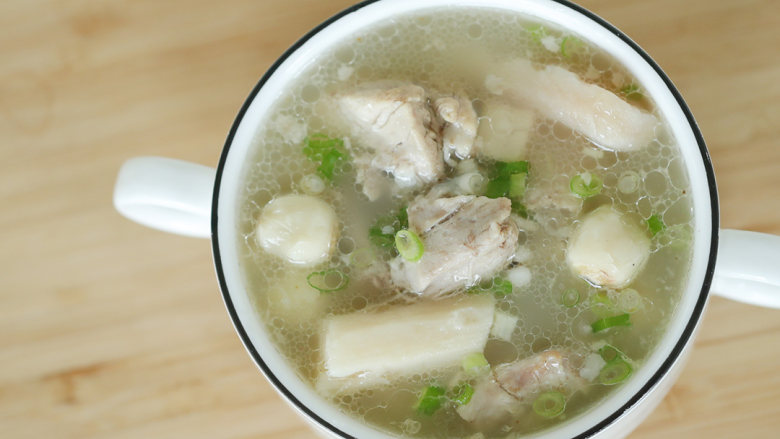 祛湿新食谱:排骨四神汤,出锅时加入少许盐、<a style='color:red;display:inline-block;' href='/shicai/ 720'>胡椒粉</a>、葱花即可。