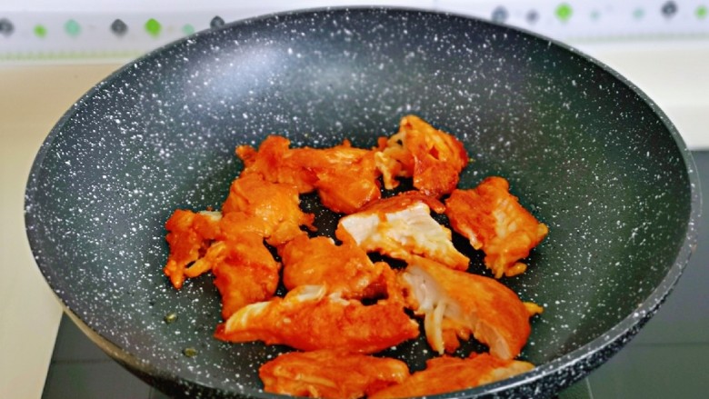 老北京鸡肉卷,煎至两面微黄,熟透即可,把竹签去掉,撕小块。