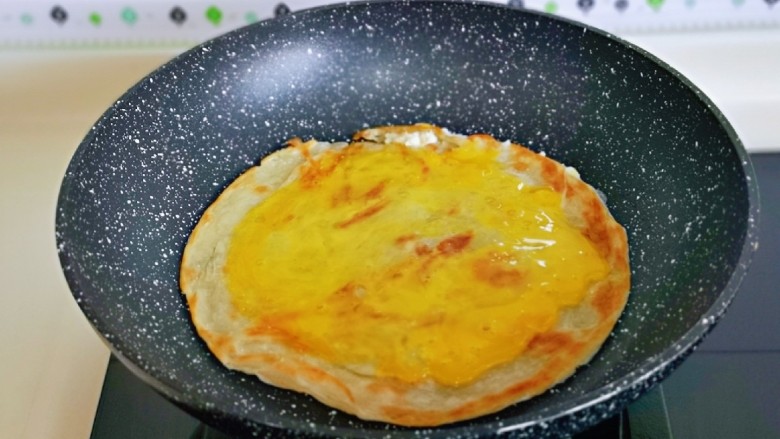 老北京鸡肉卷,磕入一枚<a style='color:red;display:inline-block;' href='/shicai/ 9'>鸡蛋</a>,用筷子打散。