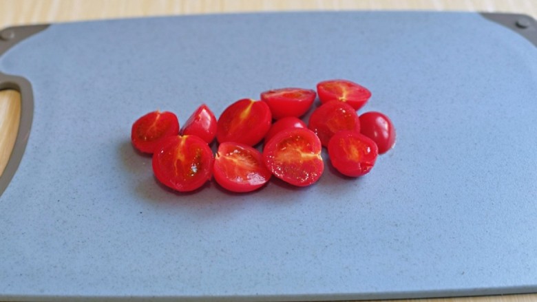 培根意大利面,<a style='color:red;display:inline-block;' href='/shicai/ 89994'>小番茄</a>洗干净,对半切。