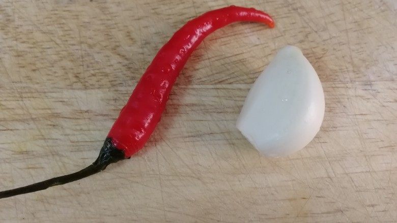 白菜炒木耳,一个小米辣,一瓣蒜。
