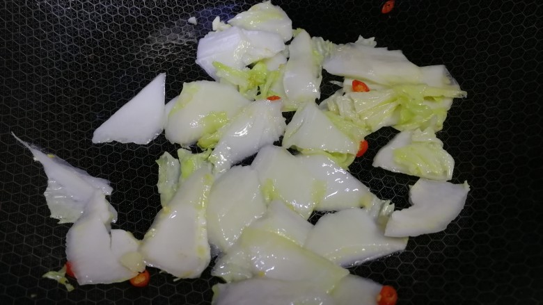 白菜炒木耳,放入白菜帮,文火翻炒均匀。