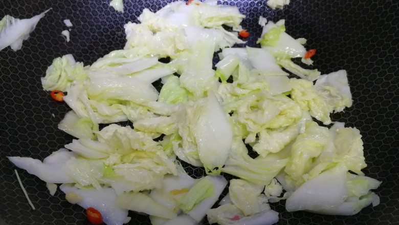 白菜炒木耳,白菜帮微微炒软,放入白菜叶,文火翻炒均匀。
