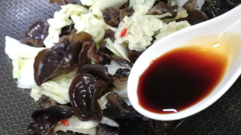 白菜炒木耳,加半汤匙<a style='color:red;display:inline-block;' href='/shicai/ 788'>生抽</a>提鲜,文火翻炒均匀。