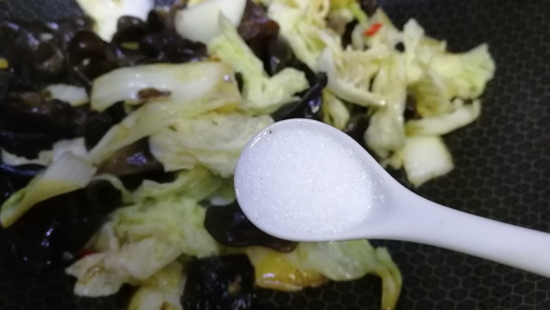 白菜炒木耳,加一小勺盐入味,文火炒匀。