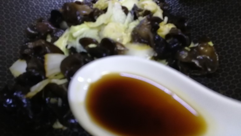 白菜炒木耳,烹一勺香醋增香,文火翻炒均匀。
