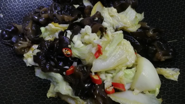 白菜炒木耳,放入剩下的小米辣和蒜末,炒匀即可。