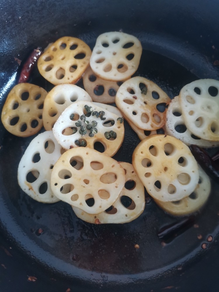 麻辣藕片,放麻椒