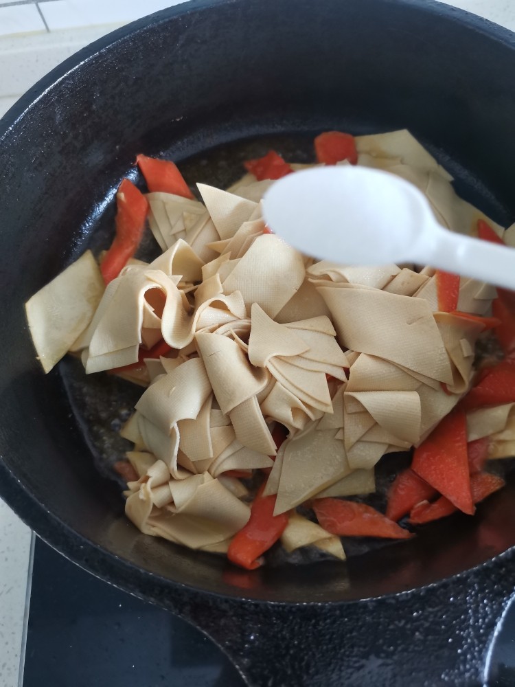 青椒炒千张,加盐