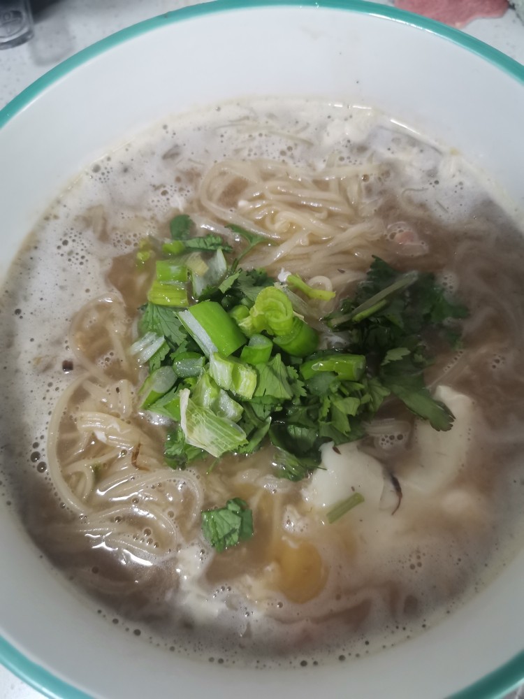 鸡汤面,撒葱花