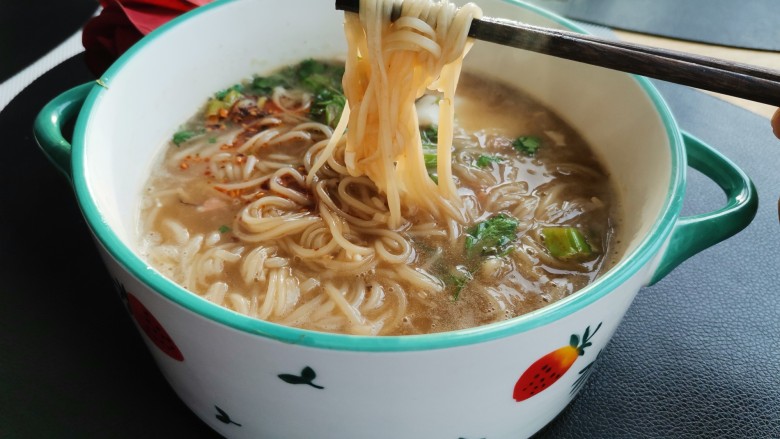 鸡汤面,鸡汤味浓郁