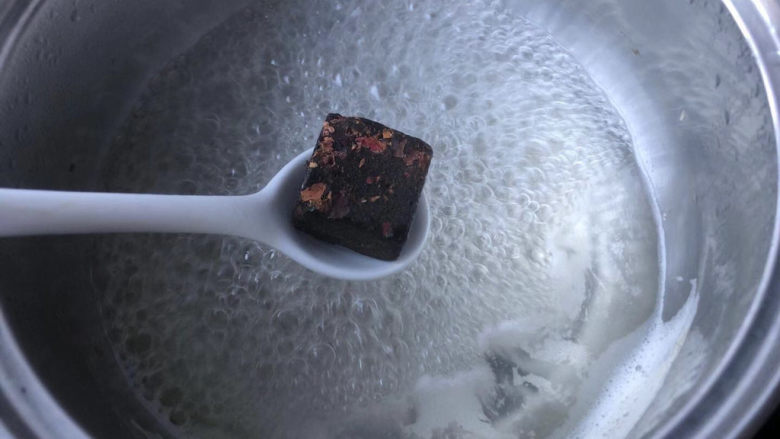 桂花黑糖酒酿水煮蛋,接着放入黑糖,喜欢甜加两块。