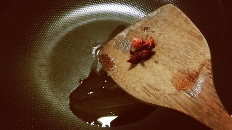 白菜炒木耳,起油锅放入食用油,加热后放入<a style='color:red;display:inline-block;' href='/shicai/ 695'>八角</a>爆香。