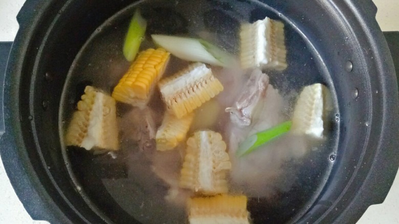 山药猪骨汤,焯水的大骨头放入电压力锅,放入葱段姜片,放入玉米段