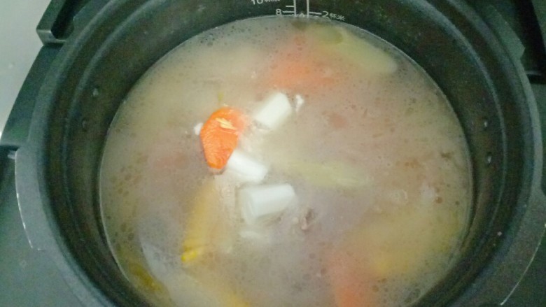 山药猪骨汤,结束后加入胡萝卜块,山药段