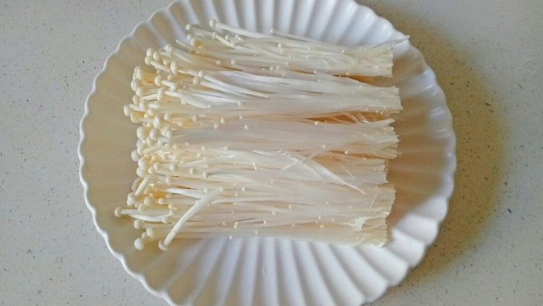 水煮千张,<a style='color:red;display:inline-block;' href='/shicai/ 234'>金针菇</a>去掉根部,撕成小朵清洗干净