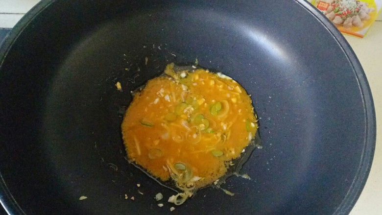 水煮千张,倒入酸汤肥牛酱,小火炒片刻
