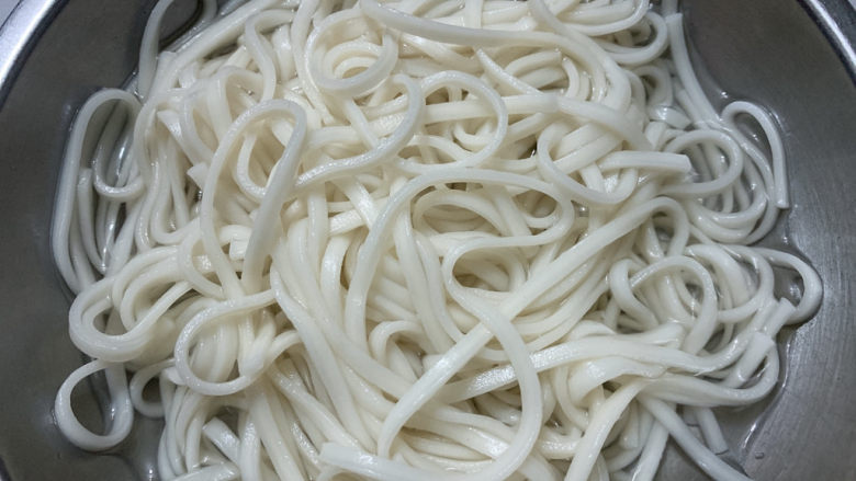 青椒肉丝面,挂面提前捞至变软后,捞出泡在凉水中。
