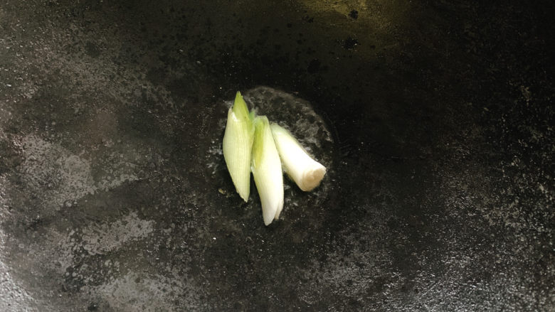 青椒肉丝面,锅烧热油,加入葱白爆香