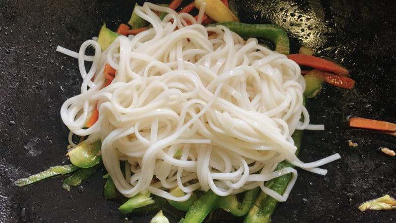 青椒肉丝面,然后加入面条翻炒均匀,汤汁收干后出锅。