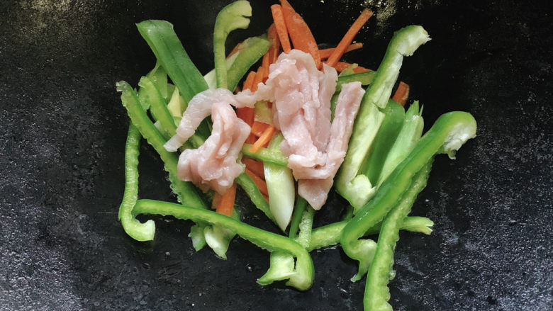 青椒肉丝面,加适量猪肉丝(可适量裹粉)